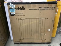 Munchkin Easy-Close Metal Gate