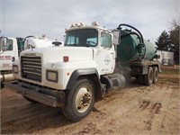 (unit 172) 2001 Mack day cab bobtail twin screw