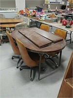 Kitchen table with 2 leaves & 4 chairs