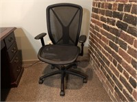 Medium black mesh roller chair