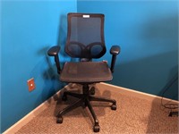 Medium black mesh roller chair, adjustable