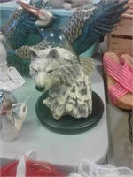 Wolf statue decor