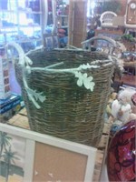 Wood leaf basket