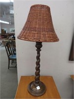 Wood spooled table lamp