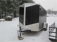 Single axle enclosed trailer