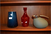 3 items: incl. a red glass vase, a modern Georg