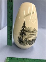 Hand painted Alaskan vase        (l 155)