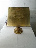 Lutrin en métal doré orné d'une croix gravée