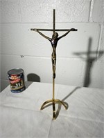 Crucifix en métal sur pied