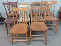 10 chaises en bois assorties dont Windsor