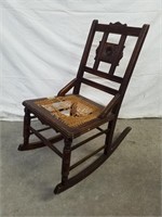 Chaise berçante avec siège en osier