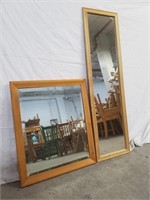 Paire de miroirs à cadres de bois
