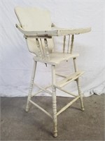 Chaise haute en bois peint