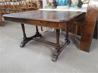 Table antique à pied sculpté