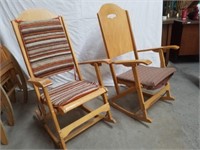 Chaises berçantes, bois clair