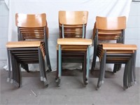 22 chaises d'écoliers