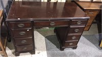 Mahogany kneehole desk with eight drawers, 35 x