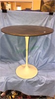 Knoll pedestal round side table, mid century