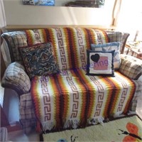 Love seat w/afghan & pillows