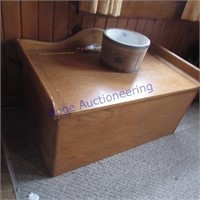 Wood box  w/lid, wood pot