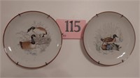 2 DECORATIVE PLATES WITH DUCK AND GOOSE DESIGN