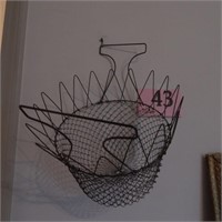VINTAGE COLLAPSIBLE WIRE BASKET