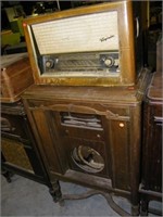 2 Pc Vintage Victor radio wood cabinet & Virginia