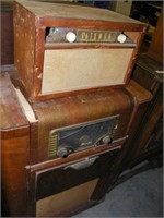 2 Pc Vintage Zenith radio record player wood
