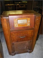 Vintage Sears Silvertone radio nice wood cabinet