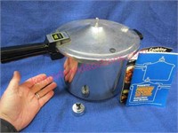 nice presto pressure cooker (4 quart) with topper