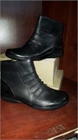 Ladies black leather warm low boots. Clark's.