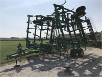 John Deere 2210 Field Cultivator