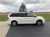 2008 Chrysler Town and Country Touring Mini Van,