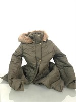 New medium ladies winter coat with hood