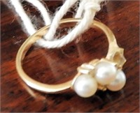 14kt gold ladies ring with pearls and diamond