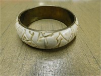 Brass lined bangle bracelet w/carved elephants