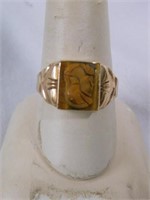 10K y.g. embossed Knight ring, size 9, 2.2 dwt