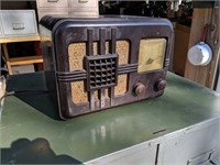 Vintage 1940's LYRIC Tube Type Bakelite Radio