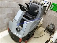 Tomcat GTX 30-C floor scrubber