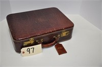 Amelia Earhart Luggage Piece with Dinnerware