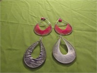 2 Pairs of Earrings White and Gray and Pink