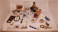 Bag of assorted brooches and keychains