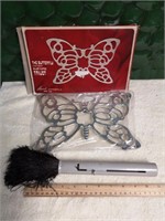 REAL OSTRICH FEATHER DUSTER  & TRIVET