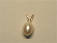 14K Yellow Gold Pearl Pendant (~weight 0.55g)