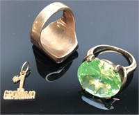 14kt Grandma Charm-10kt Green Stone Ring