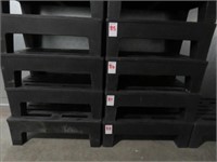 LOT, (2) RUBBERMAID DUNNAGE RACKS