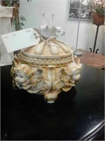 Angel decor with lid