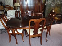 MAHOGANY DINNER TABLE, 5 CHAIRS, 1 LEAF. 61" L X