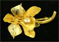 18KT YELLOW GOLD & FRESHWATER PEARL IRIS PIN