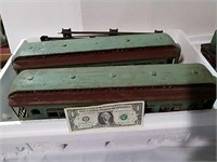 2 Lionel pre-World War II train cars and 6 pieces